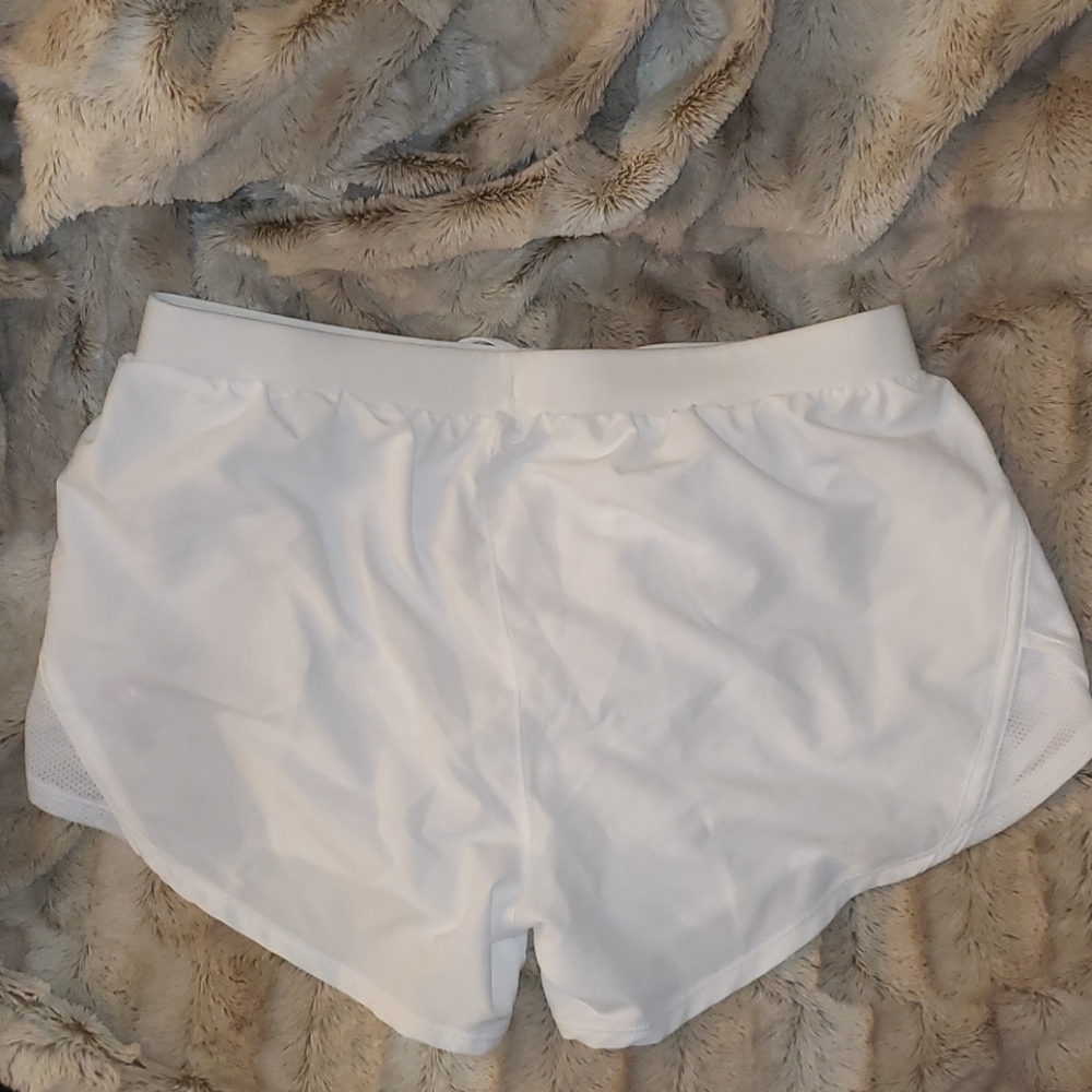 NWT-Light weight white Under Armour Heatgear short - Picture 2 of 5